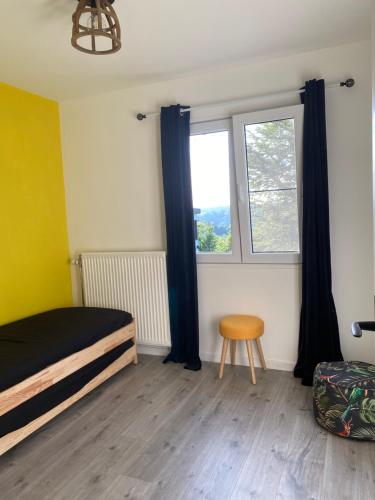Comblain-au-PontSol Borsay - Studio de vacances à la campagne - Idéal pour 2的一间卧室设有床、窗户和凳子