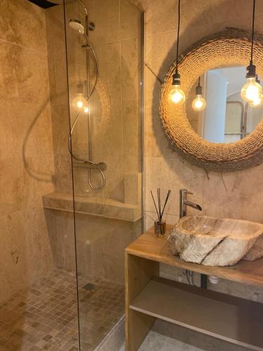 圣艾蒂安Studio cosy avec balnéothérapie的带淋浴、水槽和镜子的浴室