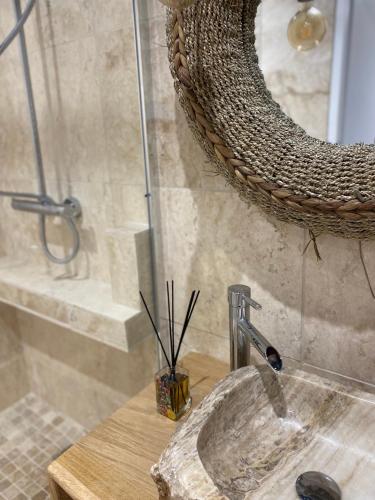 圣艾蒂安Studio cosy avec balnéothérapie的一间带水槽和镜子的浴室