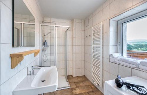 兰纳赫Apartment Lannach的白色的浴室设有水槽和窗户。