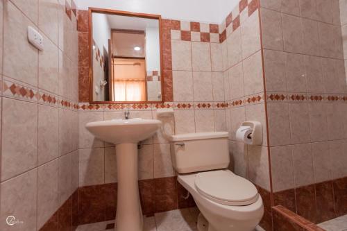 库斯科Quechua Hostal Recoleta的一间带卫生间、水槽和镜子的浴室