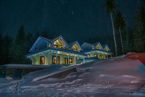 布克维WhiteWood Cottages的夜晚雪中的房子
