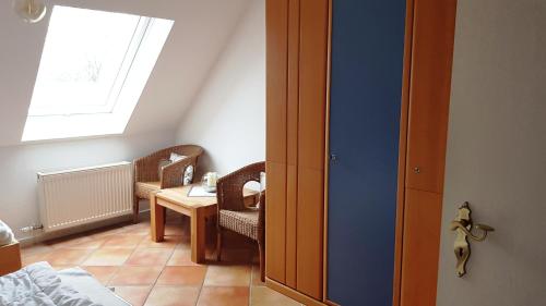 奥斯赛拜-塞林Ferienwohnung 5 im Haus am See的客房设有窗户和桌椅