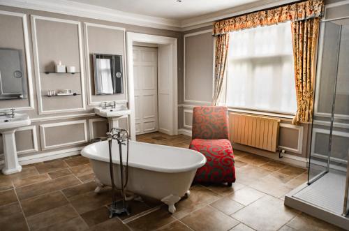 伯明翰Castle Bromwich Hall; Sure Hotel Collection by Best Western的带浴缸和盥洗盆的浴室