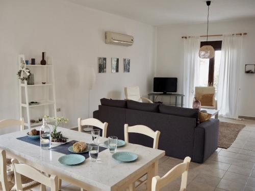 根纳迪Villa Filia的客厅配有桌子和沙发
