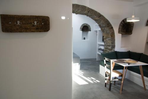 SkaládhosCasa Di Volto的厨房以及带桌子和沙发的客厅。
