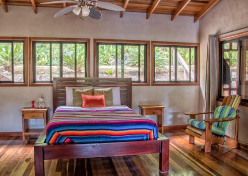 Benque Viejo del CarmenCasa Santa Maria的一间卧室配有一张带彩色毯子的床