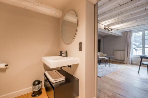 梅瑟斯迪克斯霍夫住宿加早餐酒店的一间带水槽和镜子的浴室