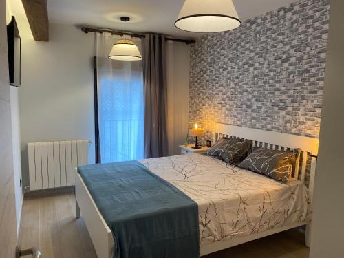 CanenciaSIERRA NORTE-TERVILOR的一间卧室设有一张床和砖墙