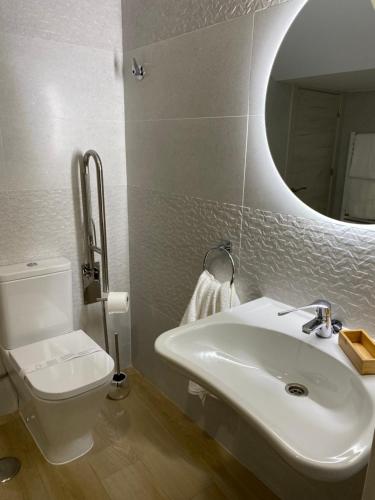 CanenciaSIERRA NORTE-TERVILOR的一间带水槽、卫生间和镜子的浴室
