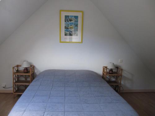 班戈KER-ROHEN SUROIT的一间卧室设有一张大床和两个床头柜