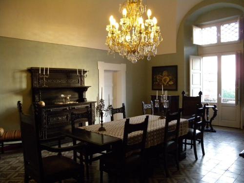 维亚格兰德Villa Franca的一间带桌子和吊灯的用餐室
