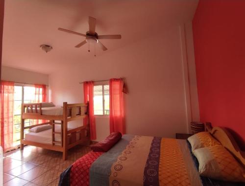 波托韦洛Rainforest Lodge del Rio的一间卧室配有一张床和吊扇