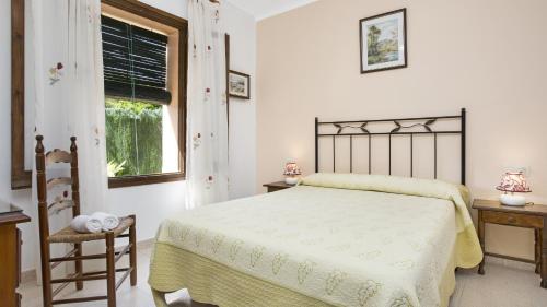 Esclaña1 TP - Esclanya的卧室配有床、椅子和窗户。