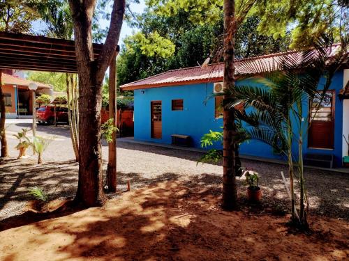 布罗塔斯Suits - Canto do sabia的前面有树木的蓝色建筑