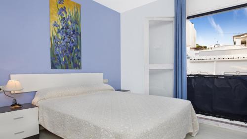 卡莱利亚德帕拉弗鲁赫尔1Solive - Calella de Palafrugell的卧室配有白色的床和窗户。