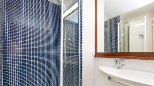 卡莱利亚德帕拉弗鲁赫尔1Solive - Calella de Palafrugell的浴室配有盥洗盆和带镜子的淋浴