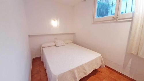 卡莱利亚德帕拉弗鲁赫尔1 Sire - Llafranc的一间小卧室,卧室内配有一张白色的床,卧室内设有一个窗户。