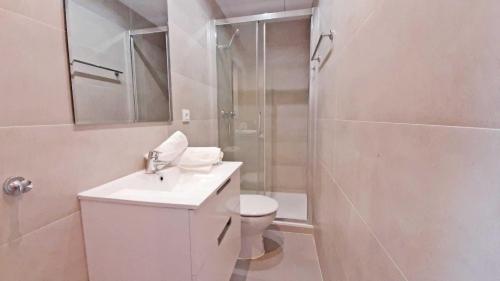 卡莱利亚德帕拉弗鲁赫尔1 Sire - Llafranc的带淋浴、卫生间和盥洗盆的浴室