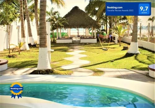 圣布拉斯Casa Matanchen, privada a pie de playa & kaayaks的棕榈树度假村前的游泳池