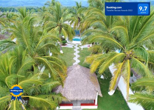 圣布拉斯Casa Matanchen, privada a pie de playa & kaayaks的棕榈树度假村的空中景致