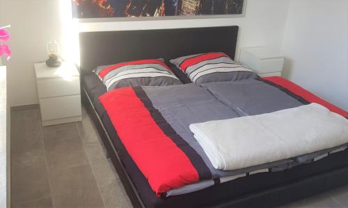 默讷塞--- SEEDOMIZIL --- moderne Ferienwohnung mit Terrasse的一张位于房间的床,上面有两个枕头