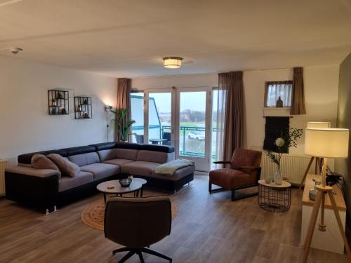 朱丽安娜多普Beach appartement Strandslag 129的客厅配有沙发和桌子