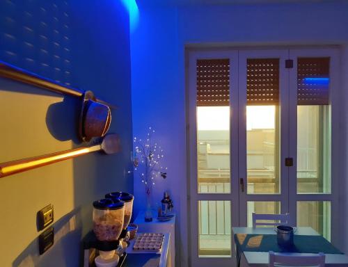 萨莱诺Acquasalata的蓝色的房间,设有门、桌子和窗户