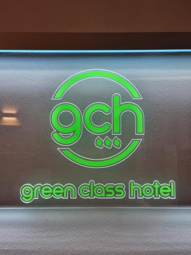 都灵Green Class Hotel Astoria的绿色玻璃的玻璃架,绿色玻璃标签