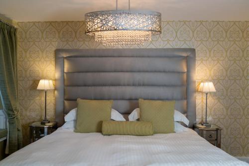 格拉辛顿格拉辛顿之家旅馆的卧室配有一张带两个枕头的大白色床