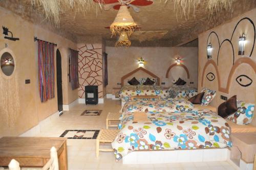 伊尔富德Maison Acacias的一间大卧室,配有两张床和一张桌子