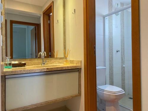 蓬塔格罗萨Sunset的一间带水槽、卫生间和镜子的浴室