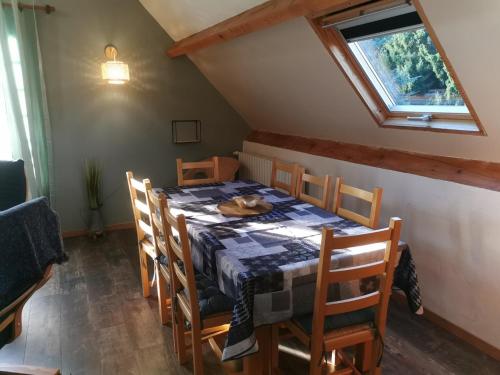 Arrens-Marsousle tourmalet avec bain nordique et sauna en pleine montagne的一间带桌椅和窗户的用餐室