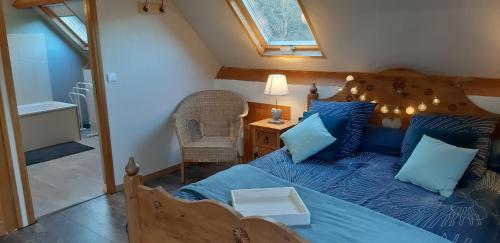 Arrens-Marsousle tourmalet avec bain nordique et sauna en pleine montagne的一间卧室配有一张带蓝色床单和蓝色枕头的床。
