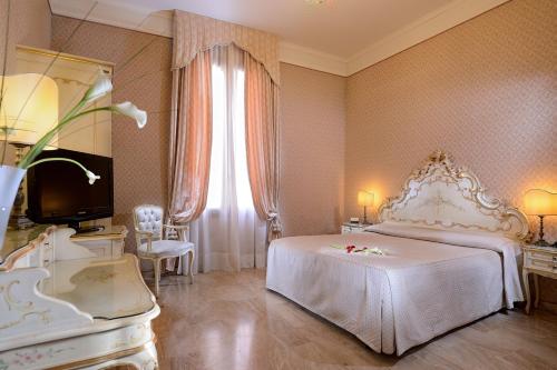 威尼斯卡纳莱托酒店的卧室设有白色的床和大窗户
