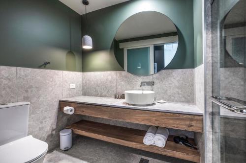 Carrum DownsThe Sands by Nightcap Plus的一间带水槽和镜子的浴室