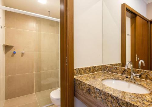 塞古罗港Ondas Praia Resort的一间带水槽、淋浴和卫生间的浴室