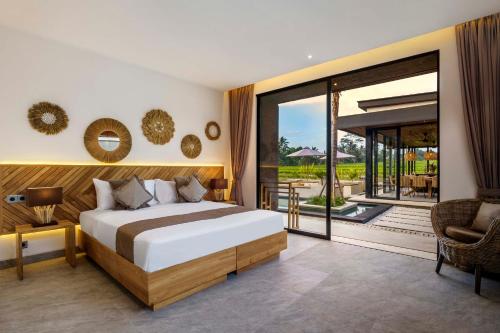 乌布Villa Mei的一间卧室设有一张床和一个滑动玻璃门