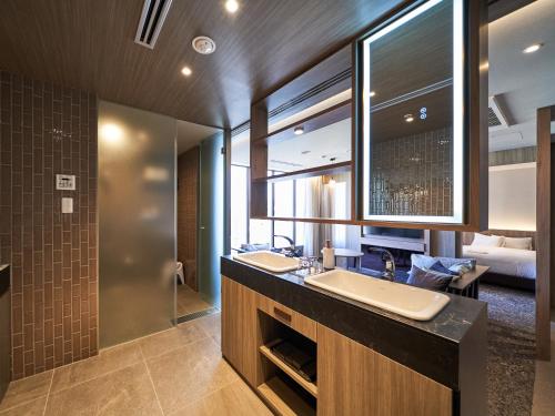 高松WeBase TAKAMATSU的一间带水槽和大镜子的浴室
