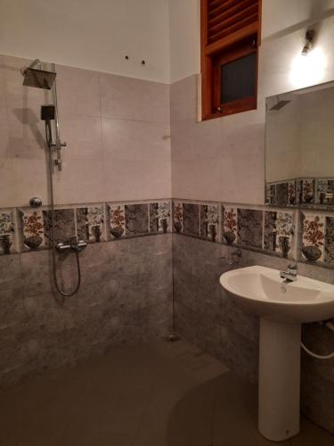 马特勒Muthuarana Villa Matara的一间带水槽和淋浴的浴室