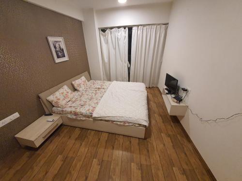 苏拉特P C Homes at Belliza near airport的一间小卧室,配有床和窗户