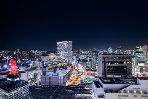 大阪Hotel Hankyu RESPIRE OSAKA的享有城市天际线的美景。