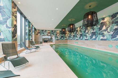 芬洛凡德瓦克酒店的热带壁画中的酒店的游泳池