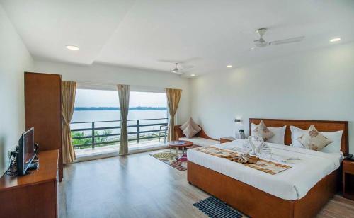 Bāgnān索娜邦拉科拉加特酒店的一间卧室设有一张大床和一个大窗户
