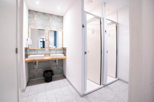 圣塞瓦斯蒂安科巴旅馆的浴室设有2个水槽和镜子