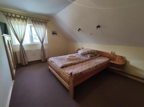 阿列谢尼Casa Dorina的一间卧室设有一张木床和一个窗户。