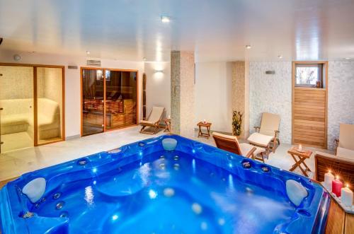 克鲁舒纳Hotel & Relax Zone Cattleya的客厅中央的大蓝色浴缸