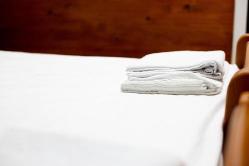 GherlaCasa Zâna Bună的床上的一大堆毛巾