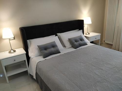 墨西拿Sotto le Mura的一间卧室配有一张大床和两个枕头