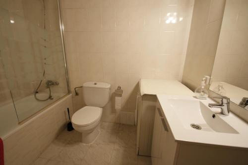 坎布里尔斯Casa Rosales 6的浴室配有卫生间、盥洗盆和淋浴。